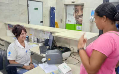 Recepcionista do Hospital Municipal de Cubatão presta atendimento por meio de língua de sinais