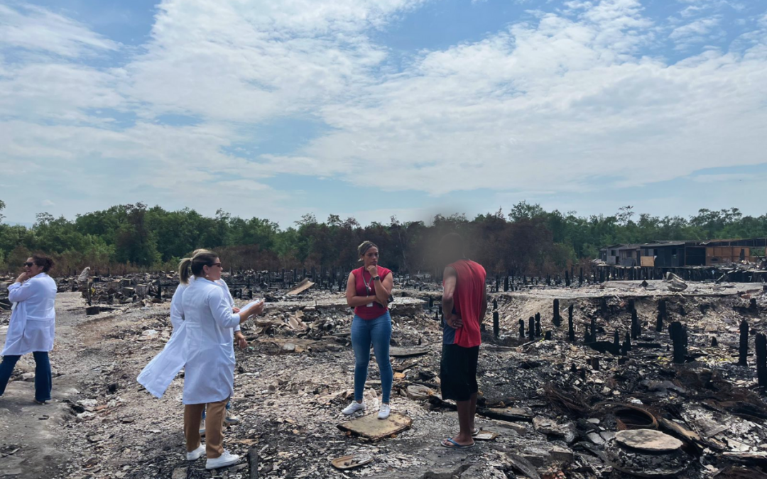 Profissionais de saúde visitam área do incêndio e apoiam famílias desabrigadas na Vila dos Pescadores, em Cubatão
