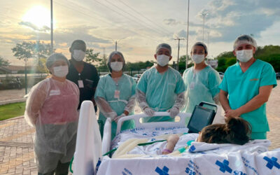 Após 29 dias internada, paciente volta a sentir a luz do sol com apoio da equipe da UTI