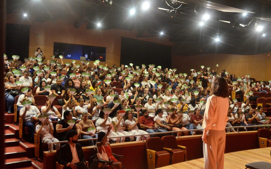 Profissionais da Saúde de Cubatão participam de espetáculo teatral que levanta discussões sobre a transmissão do vírus HIV, preconceito e prevenção