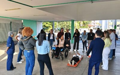 Evacuação de emergência e combate a incêndio são temas de treinamento aos colaboradores da UPA Zona Leste, em Santos (SP)