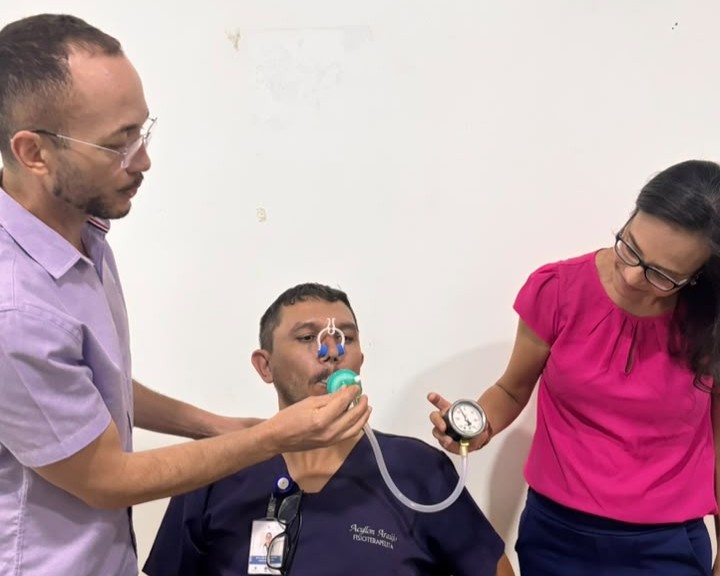 Colaboradores do Hospital Regional Justino Luz realizam treinamento para manuseio de manovacuômetro